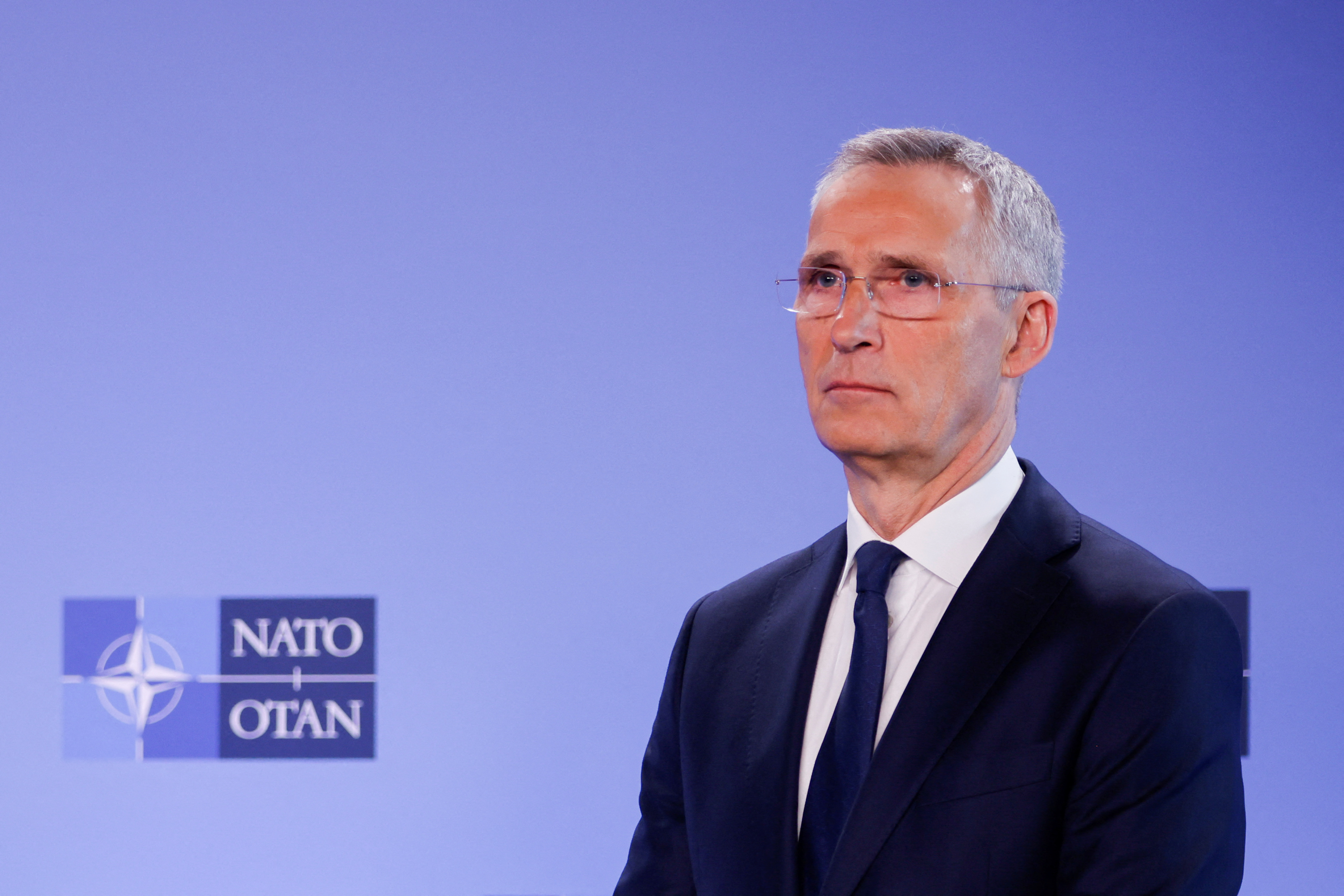 Ya ha tenido lugar una ceremonia con los ministros de Exteriores de la OTAN, en la que se ha izado por primera vez la bandera de Finlandia en la sede de la Alianza, mientras sonaba el himno nacional.