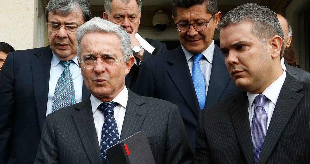 Le hace caso a Uribe": encuestados sobre Duque