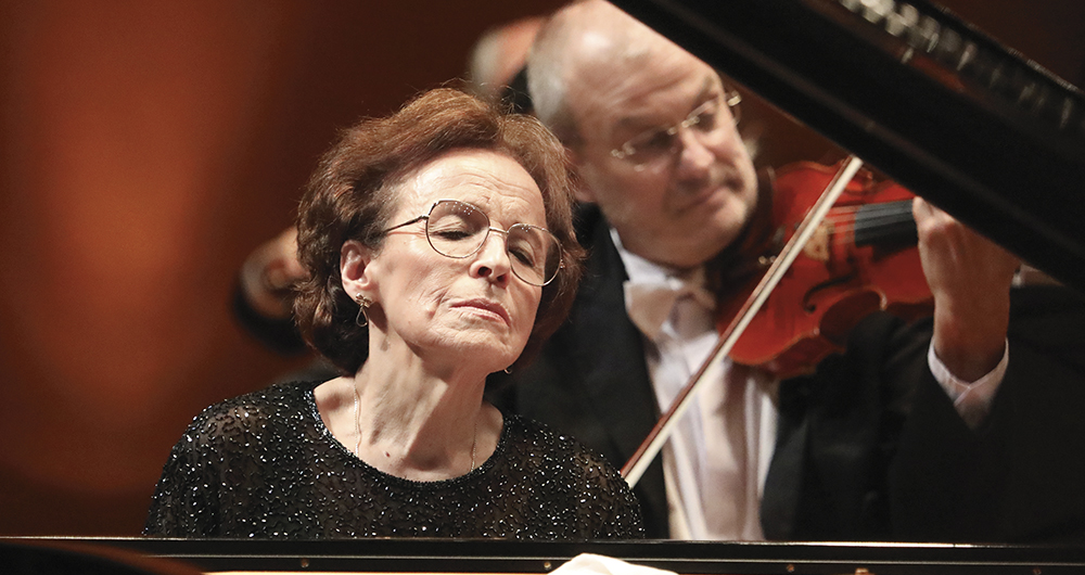 Desde su debut en público, que ocurrió siendo apenas una niña, Blanca Uribe ha sido ovacionada en los más importantes auditorios del mundo. Aún no le llega la hora del último aplauso.