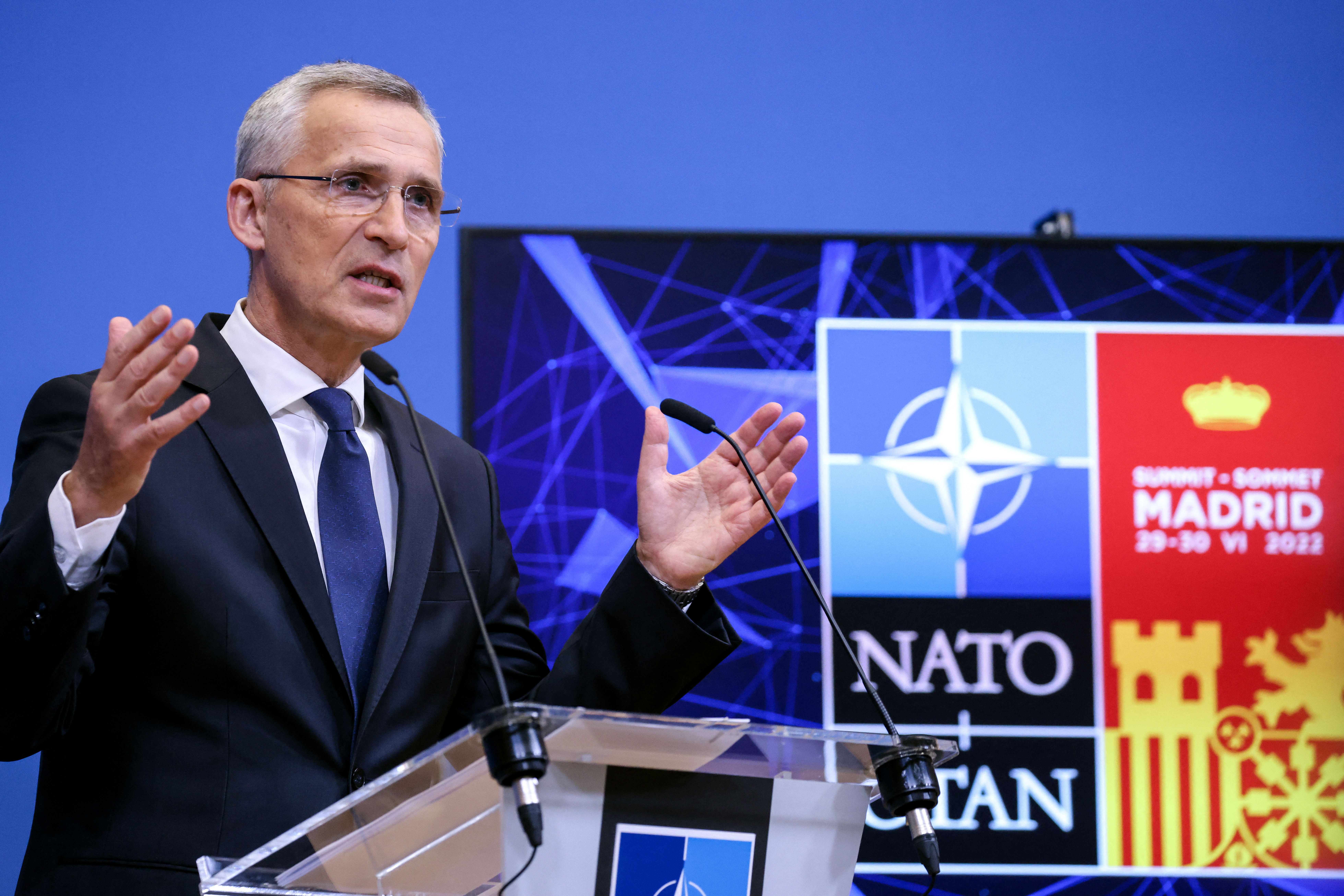 El secretario general de la OTAN, Jens Stoltenberg, hace gestos mientras habla durante una conferencia de prensa para presentar la cumbre de la OTAN en Madrid en la sede de la OTAN en Bruselas el 27 de junio de 2022. (Foto de Kenzo TRIBOUILLARD / AFP)