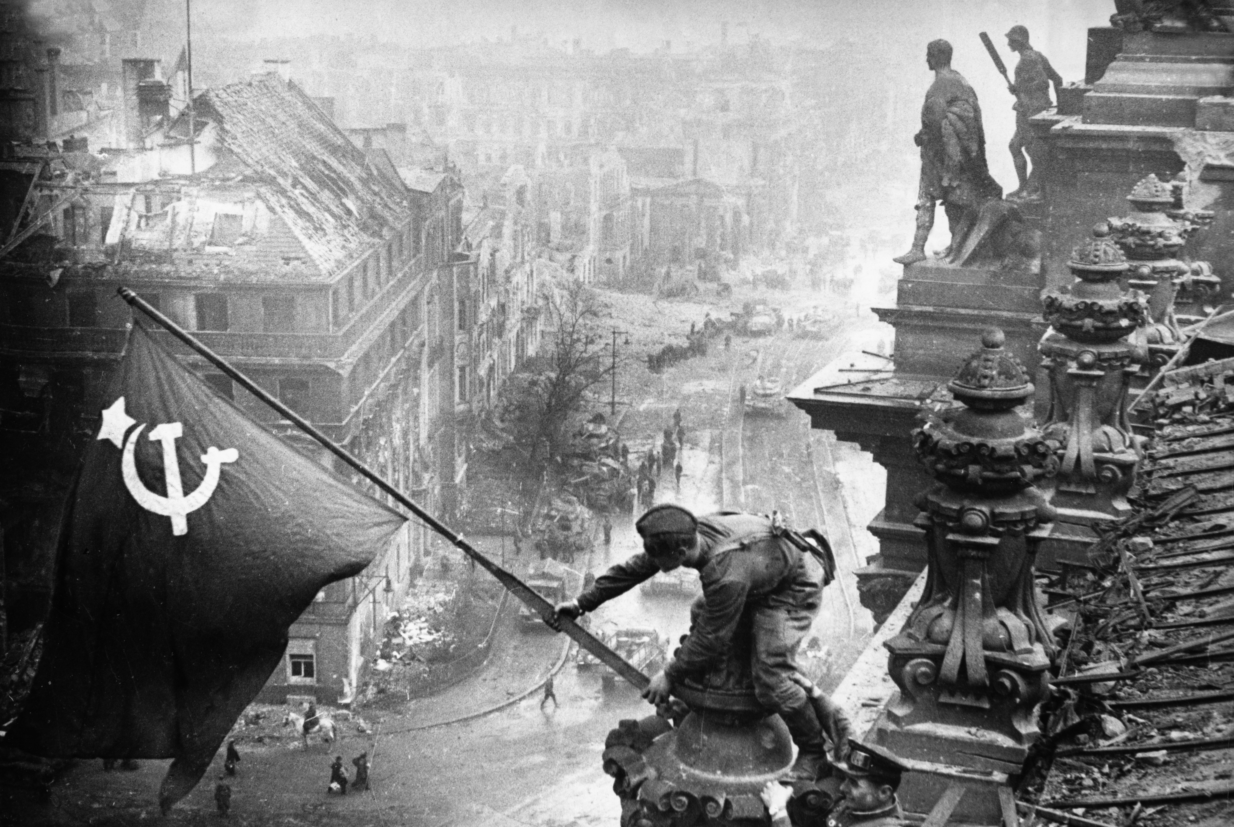 El Ejército Rojo levantó la bandera de la Unión Soviética en la cima de Reichstag el 3 de mayo de 1945 (Photo by: Sovfoto/Universal Images Group via Getty Images)