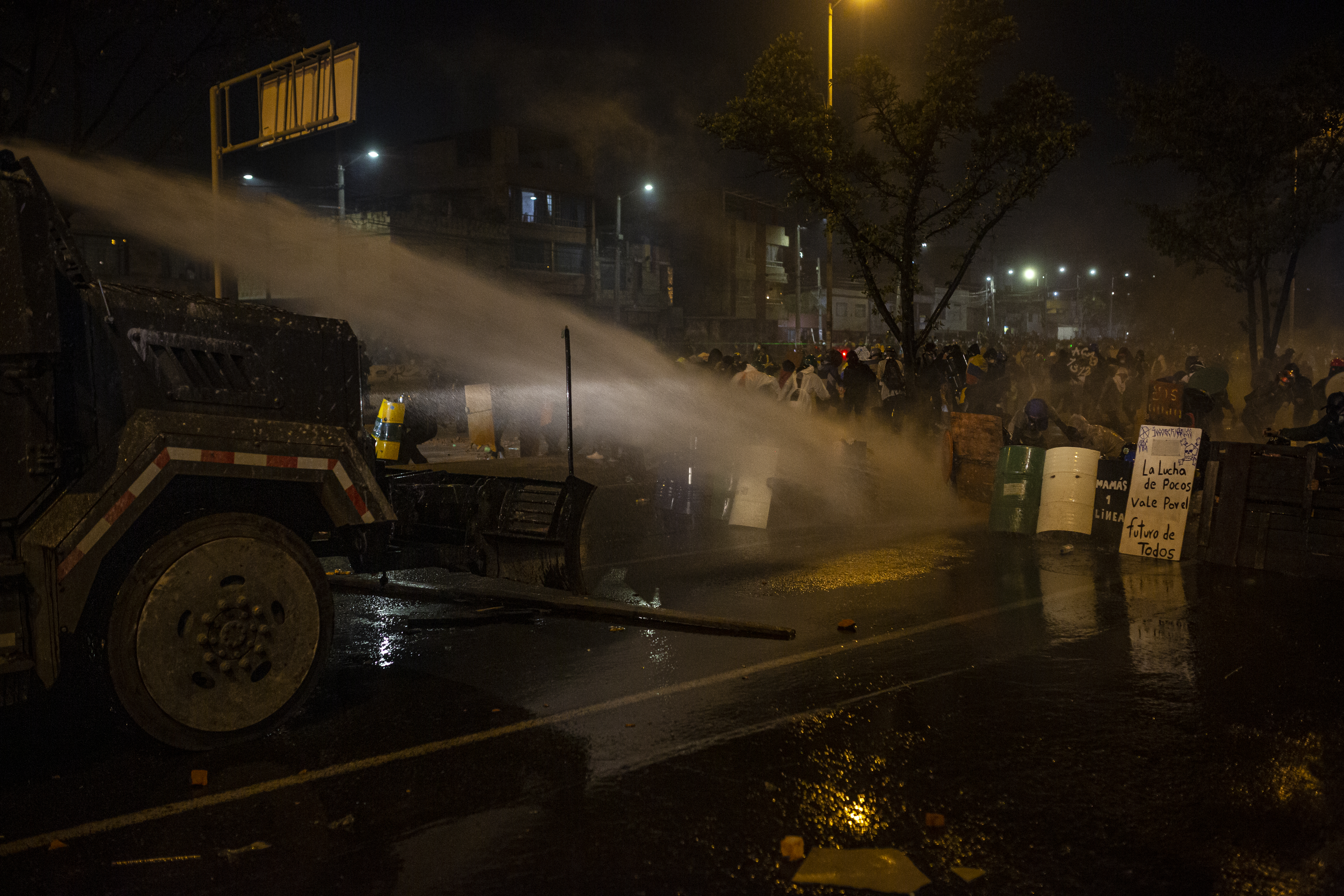 Portal Américas. Noche del día 24 de Paro Nacional en Colombia.PORTAL RESISTENCIABOGOTÁPRIMERA LINEA ESMADFOTO: ESTEBAN VEGA LA-ROTTA21 DE MAYO DE 2021REVISTA SEMANA