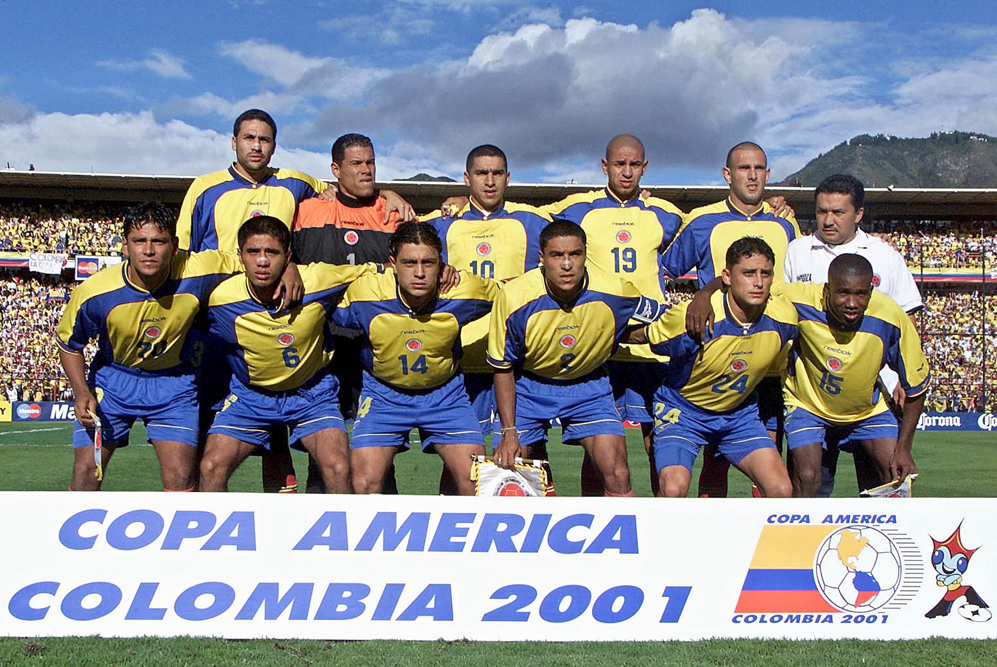 Colombian teammates pose for a photo (L-R) Top: Mario Yepes, Oscar Cordoba, Victor Aristizabal, Freddy Grisales and Juan Ramirez, Below: Gerardo Bedoya, Fabian Vargas, Ivan Lopez, Ivan Cordoba, Giovanni Hernandez and Elkin Murillo. Colombia beat Mexico on July 29, 2001 in the Nemesio Camacho Stadium in Bogota, Colombia. For the first time, Colombia is the Champion of the Copa America, beating Mexico 1-0.
(I-D) Arriba: Mario Yepes, Oscar Cordoba, Victor Aristizabal, Freddy Grisales y Juan Ramirez. Abajo: Gerardo Bedoya, Fabian Vargas, Ivan Lopez, Ivan Cordoba, Giovanni Hernandez y Elkin Murillo, integrantes del seleccionado de futbol de Colombia que vencio a Mexico el 29 de julio de 2001 en el estadio Nemesio Camacho de la ciudad de Bogota, Colombia. La seleccion de futbol de Colombia se consagro por primera vez en su historia campeon de la Copa America al vencer 1-0 a Mexico.                 AFP PHOTO/Luis ACOSTA (Photo by Luis ACOSTA / AFP)