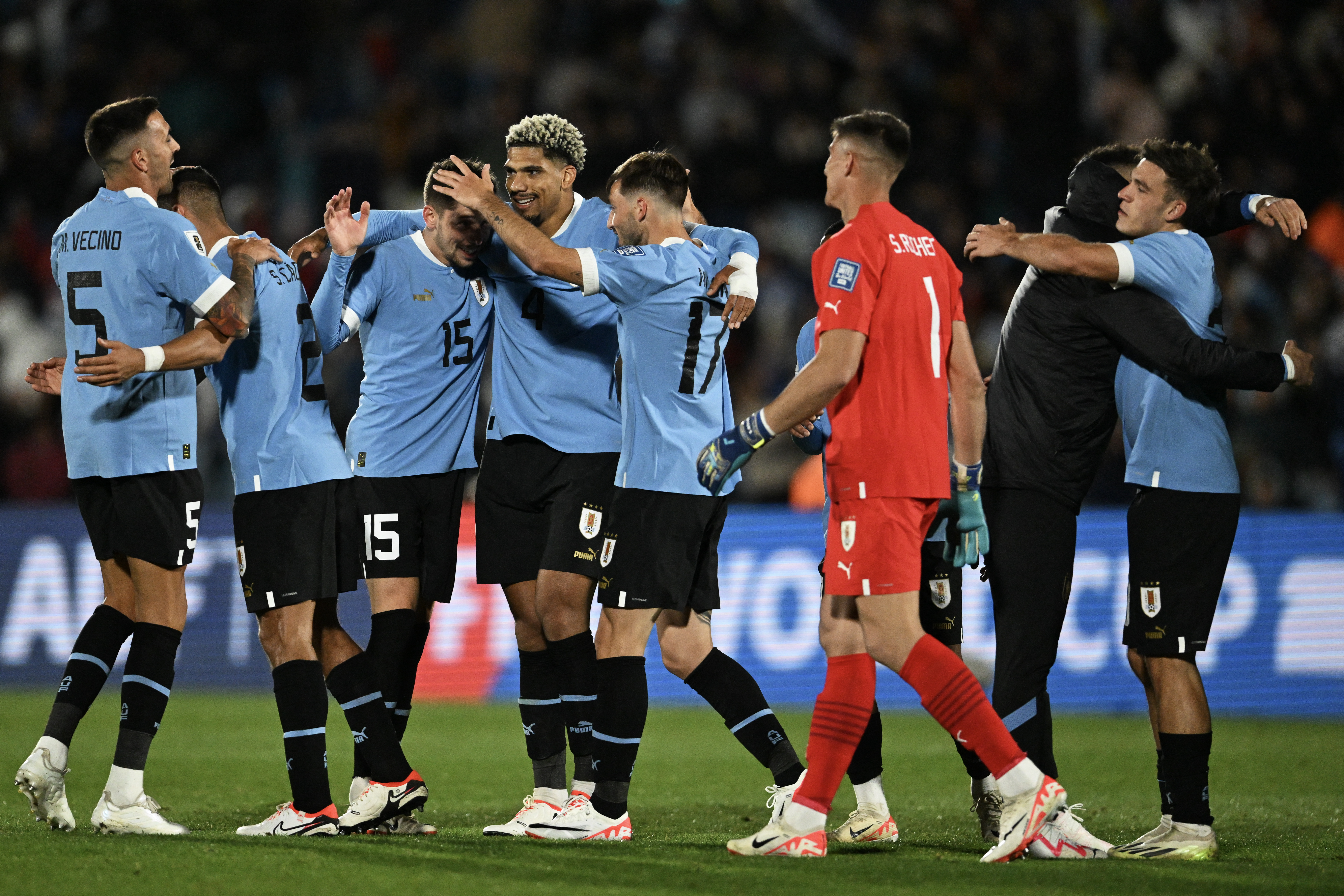 Uruguay vence 2-0 a Bolivia y accede a los cuartos de final de la