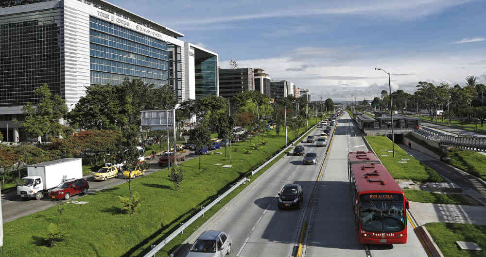 En 1998, Colombia dio un salto cualitativo en el transporte público con TransMilenio, el primer sistema de autobuses de tránsito rápido que poco a poco empezaron a adoptar las principales ciudades del país.
