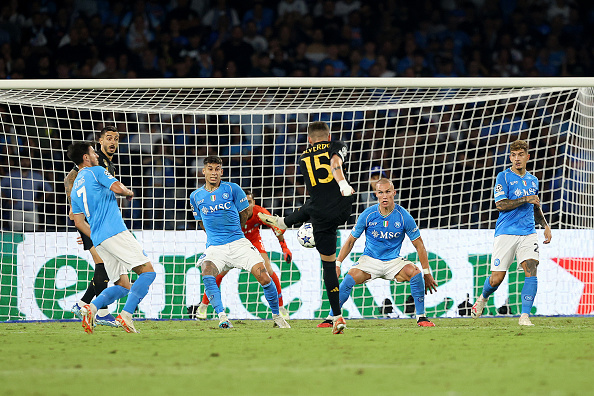 Momento del disparo de Federico Valverde al Napoli