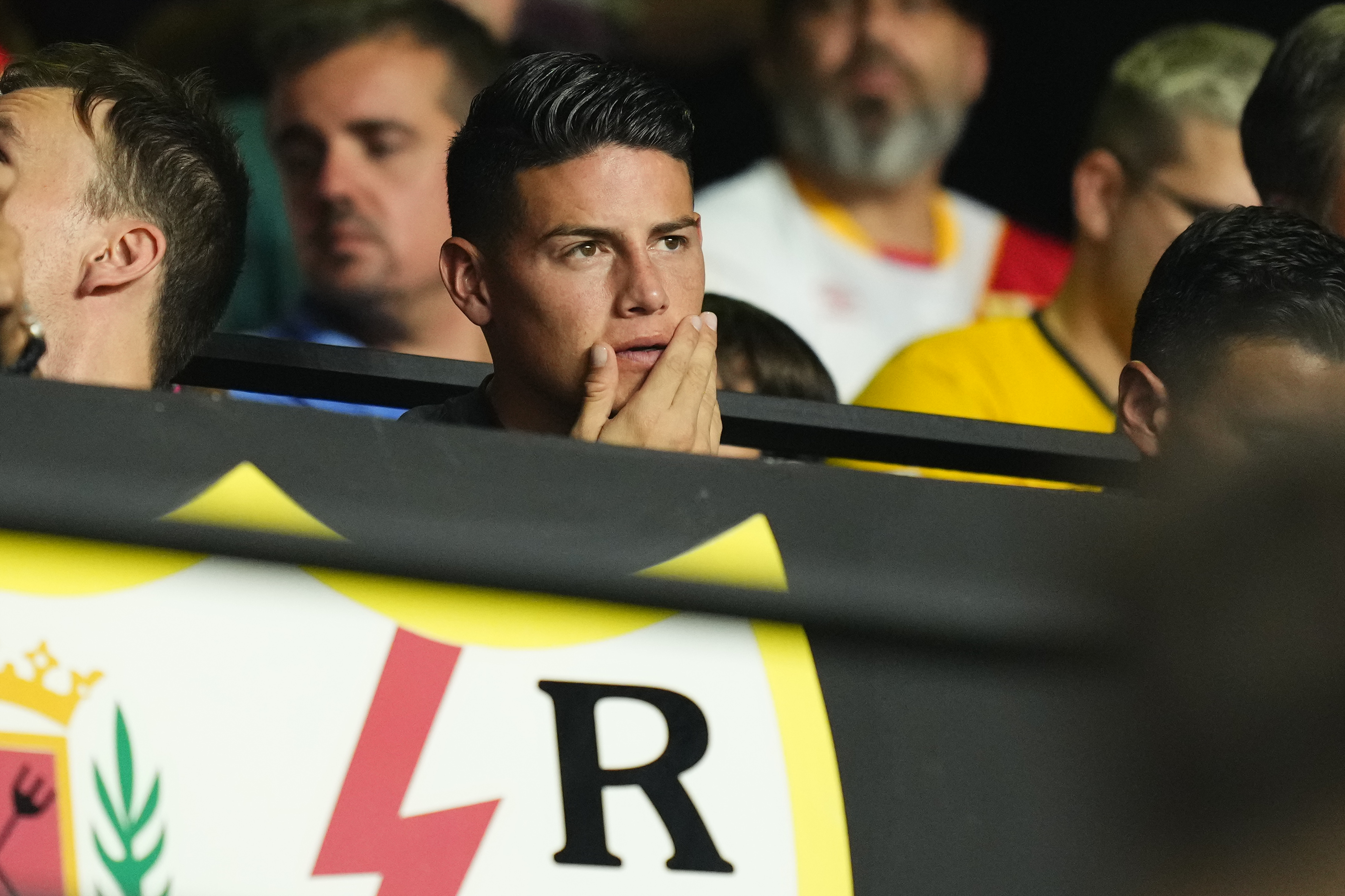 James Rodríguez centrocampista ofensivo del Rayo Vallecano y Colombia sentado en las gradas durante el partido de La Liga entre el Rayo Vallecano y el FC Barcelona en el Estadio de Vallecas el 27 de agosto de 2024 en Madrid, España.