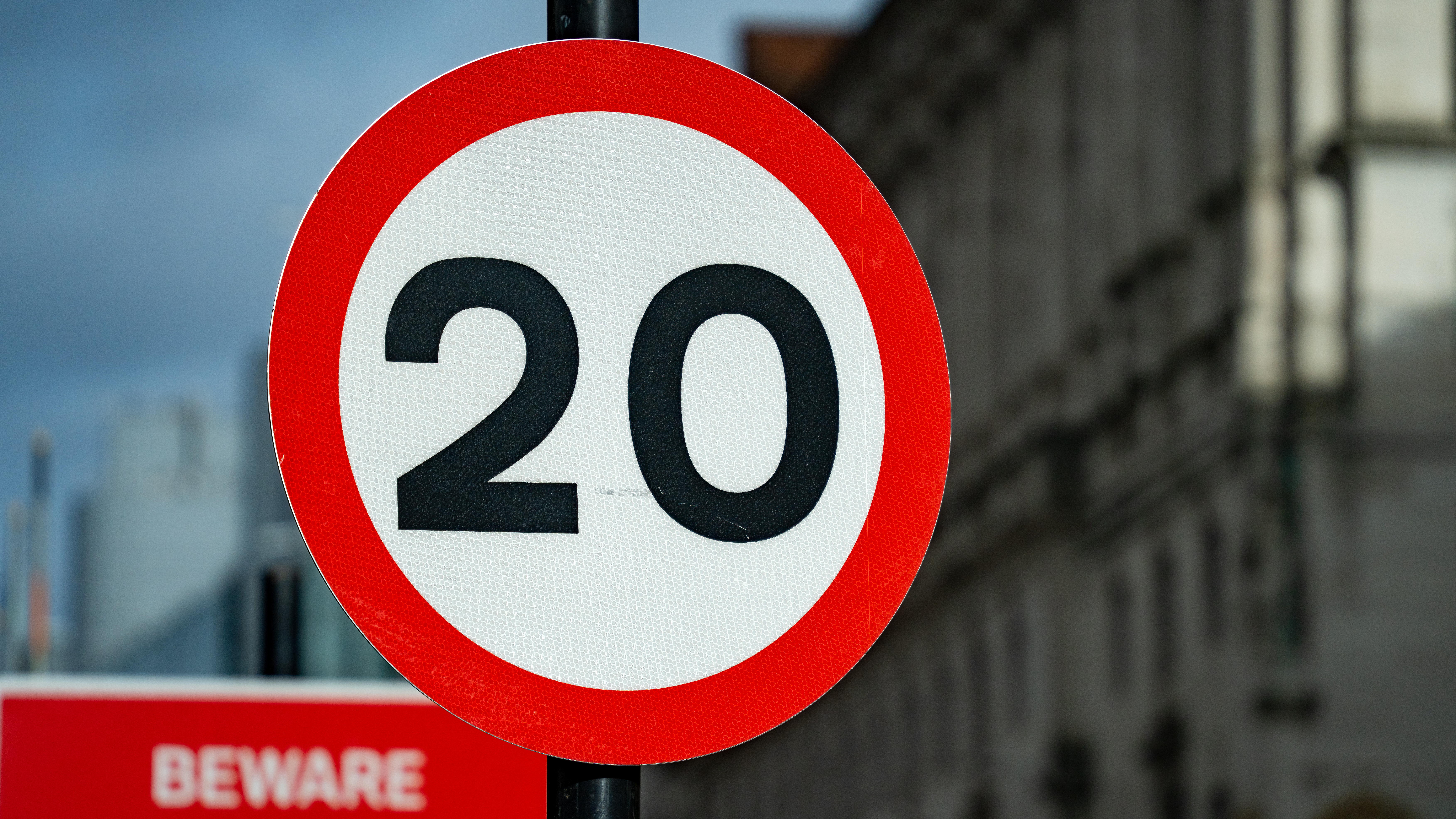 Estas señales están siendo modificadas por unas similares que en lugar de color rojo tiene un tono verde; el número también es menor y es una velocidad máxima recomendada.