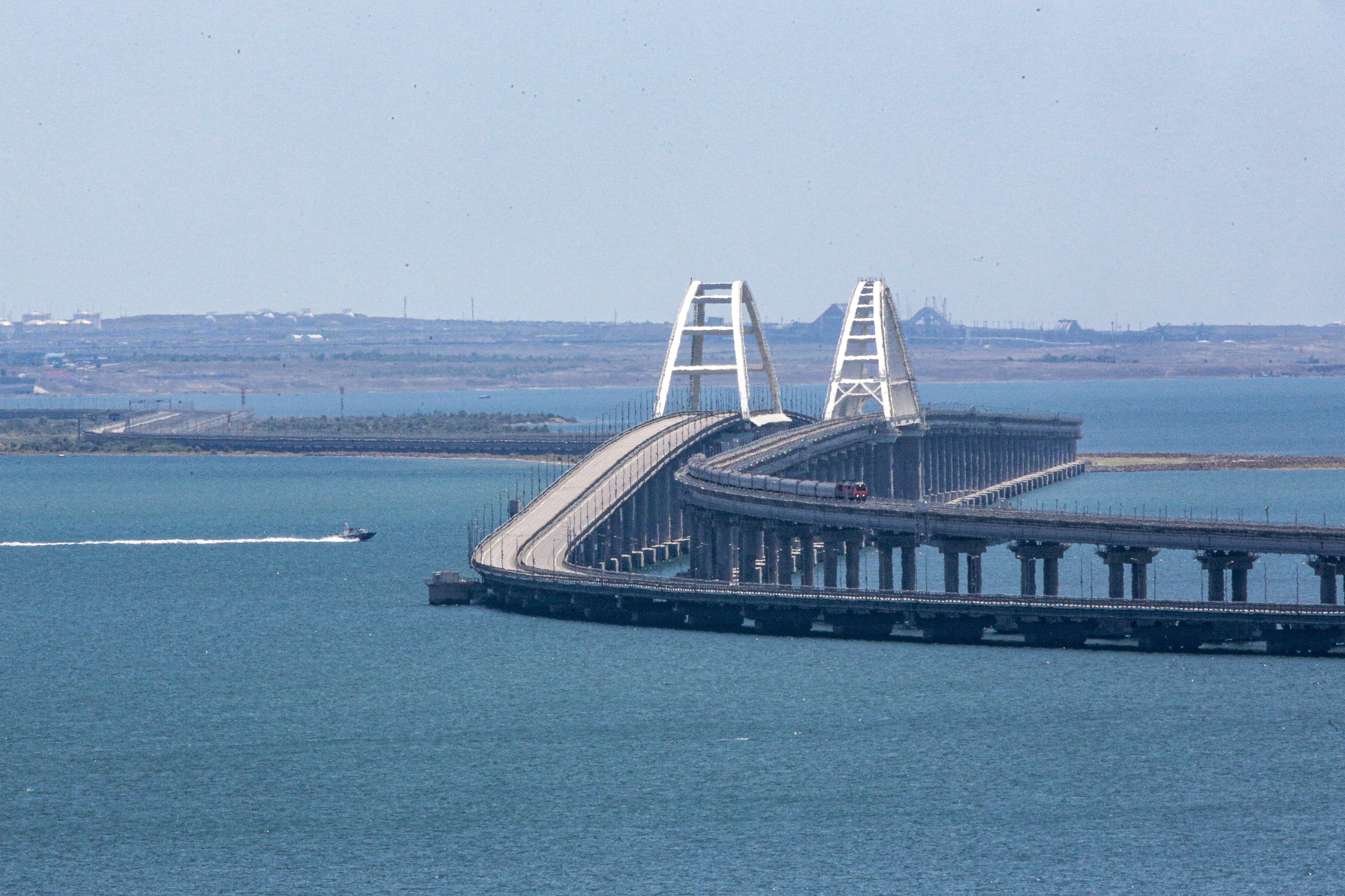 El puente de Kerch conecta a Crimea con el territorio continental ruso.