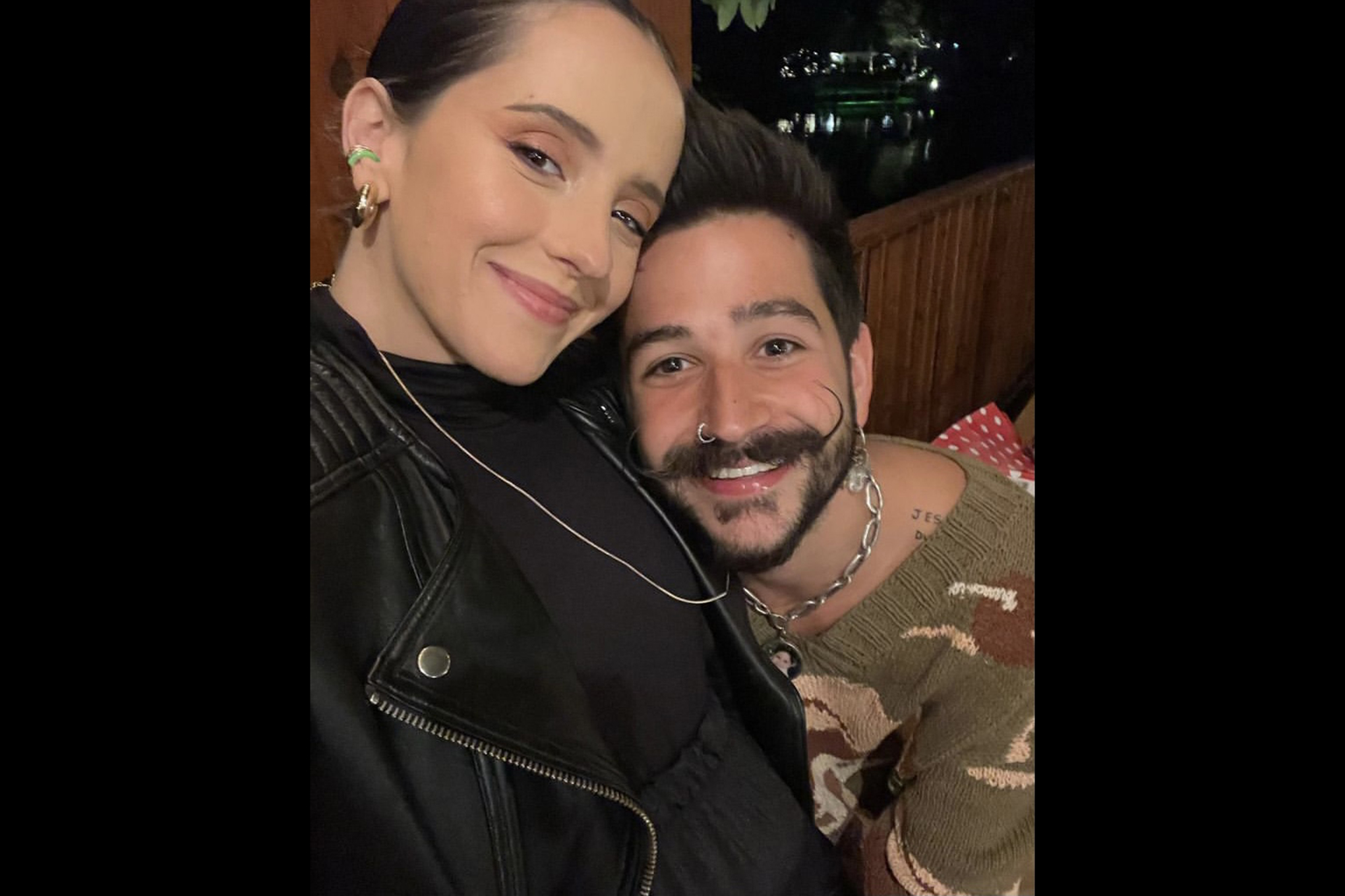 Camilo y Evaluna: Los artistas subieron dos tiernas fotos a sus redes sociales mostrando el embarazo de Evaluna y deseándole, a nombre de ellos y de su hijo Índigo, una feliz navidad a sus seguidores, en especial a quienes están atravesando momentos difíciles. Foto Instagram: @evaluna @camilo