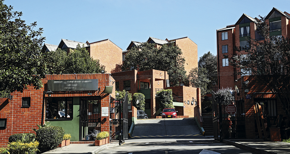 En un conjunto cerrado, en el norte de Bogotá, en la localidad de Suba, fue cometido el doble homicidio que tiene aterrorizados a los vecinos del sector.