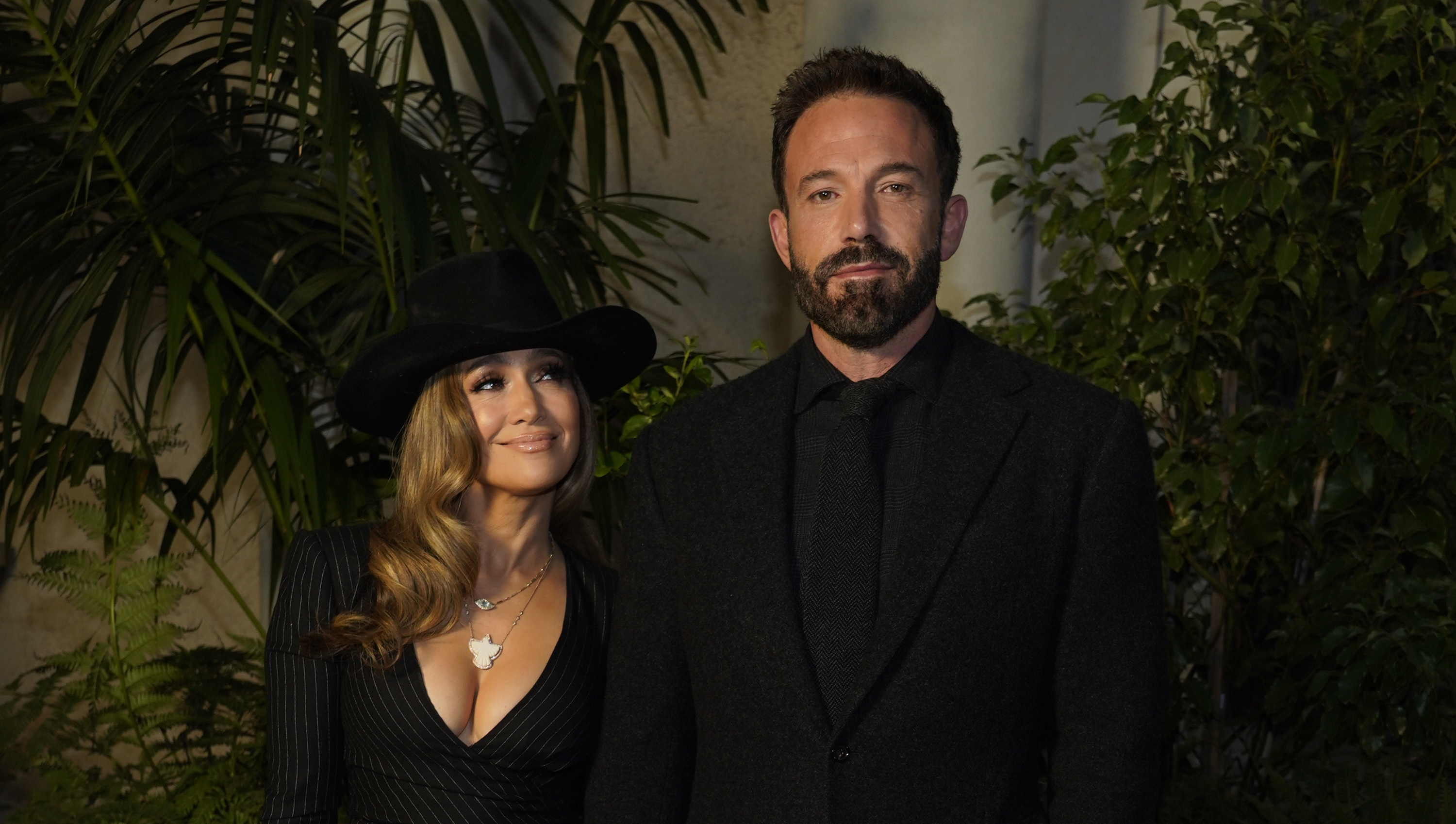 Jennifer Lopez, izquierda, y Ben Affleck llegan a la Ralph Lauren Spring 2023 Fashion Experience el jueves 13 de octubre de 2022 en The Huntington en Pasadena, California (AP Photo / Chris Pizzello)