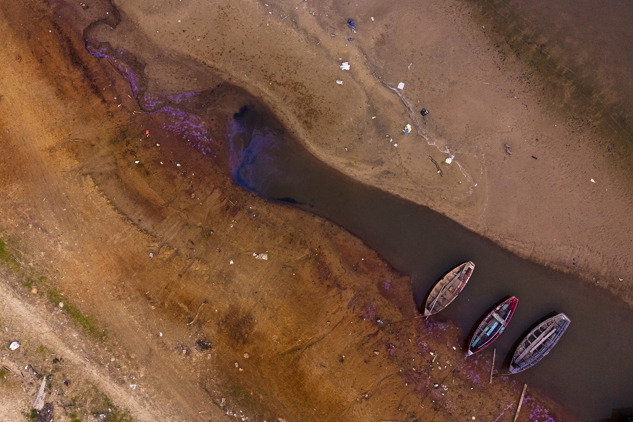 Embarcaciones languidecen sobre los últimos charcos de agua disponibles en el arroyo Payagua que llega al río Paraguay en medio de una histórica sequía que está afectando sus niveles, en Chaco-i, Paraguay, el lunes 20 de septiembre de 2021. Foto AP / Jorge Saenz