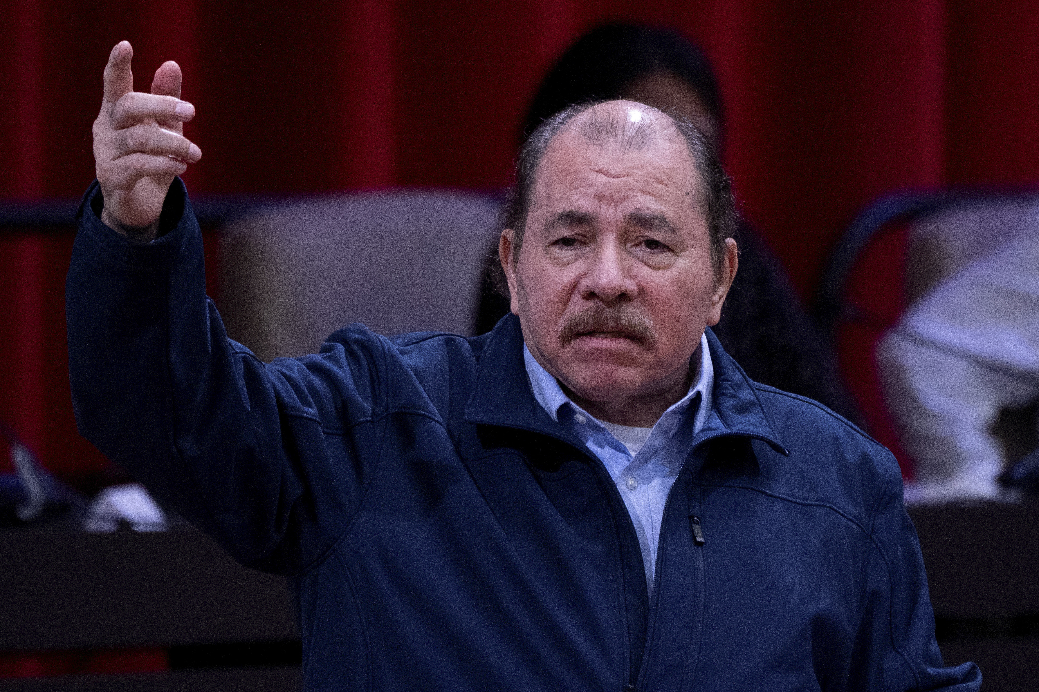 El presidente de Nicaragua, Daniel Ortega, pronuncia un discurso durante la sesión extraordinaria de la Asamblea Nacional del Poder Popular de Cuba en conmemoración del 18 aniversario de la creación del ALBA-TCP en el Palacio de las Convenciones de La Habana, el 14 de diciembre de 2022. (Photo by YAMIL LAGE / POOL / AFP)