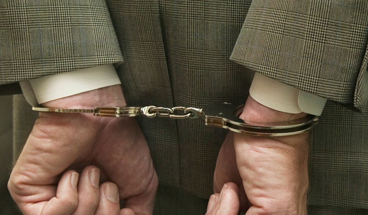 El sujeto fue reducido por los cuatro agentes y esposado (imagen de referencia)