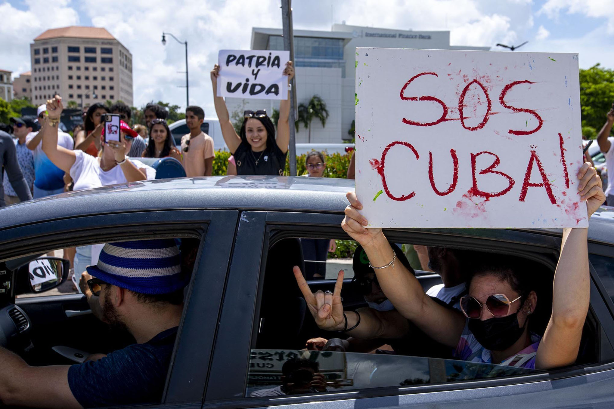 La gente protesta durante una manifestación en solidaridad con miles de cubanos que tomaron las calles el domingo 11 de julio de 2021, en varios lugares de Cuba, en una de las mayores protestas que se llevará a cabo en la isla, en el restaurante cubano Versalles de la calle 8 en el barrio de la Pequeña Habana de Miami. Foto: Daniel A. Varela / Miami Herald vía AP.
