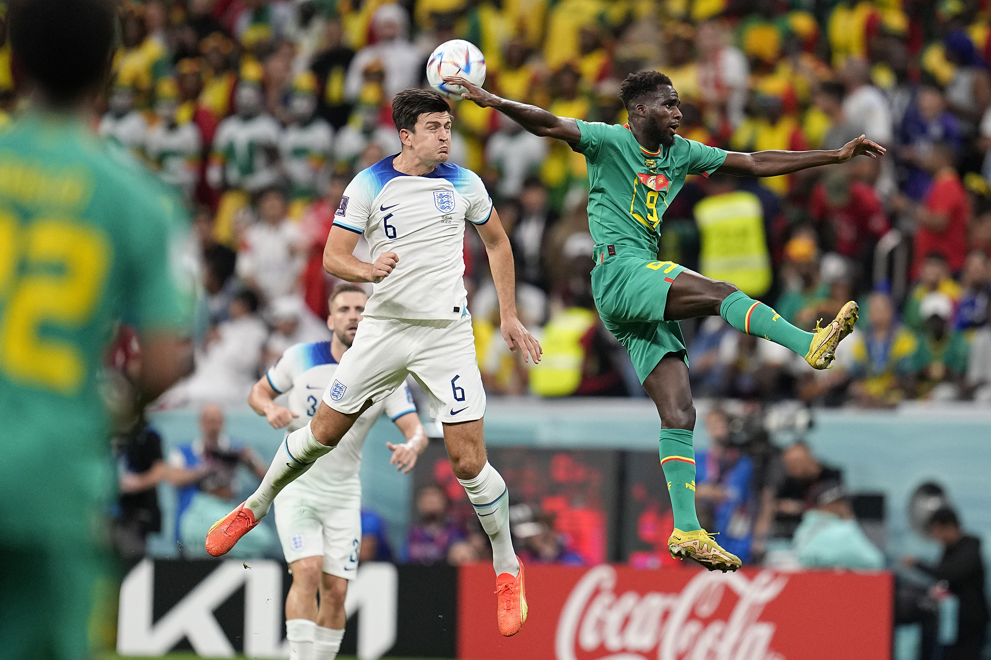 Harry Maguire de Inglaterra, a la izquierda, y Boulaye Dia de Senegal disputan el balón durante el partido de octavos de final de la Copa del Mundo entre Inglaterra y Senegal, en el estadio Al Bayt en Al Khor, Qatar, el domingo 4 de diciembre de 2022. 