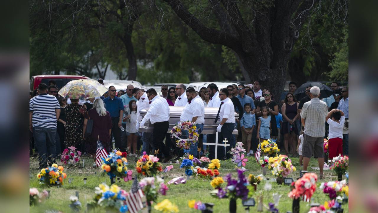 Hombres cargan el ataúd de Amerie Jo Garza, víctima del tiroteo de la primaria de Uvalde, Texas. Foto: AP/ Jae C. Hong.