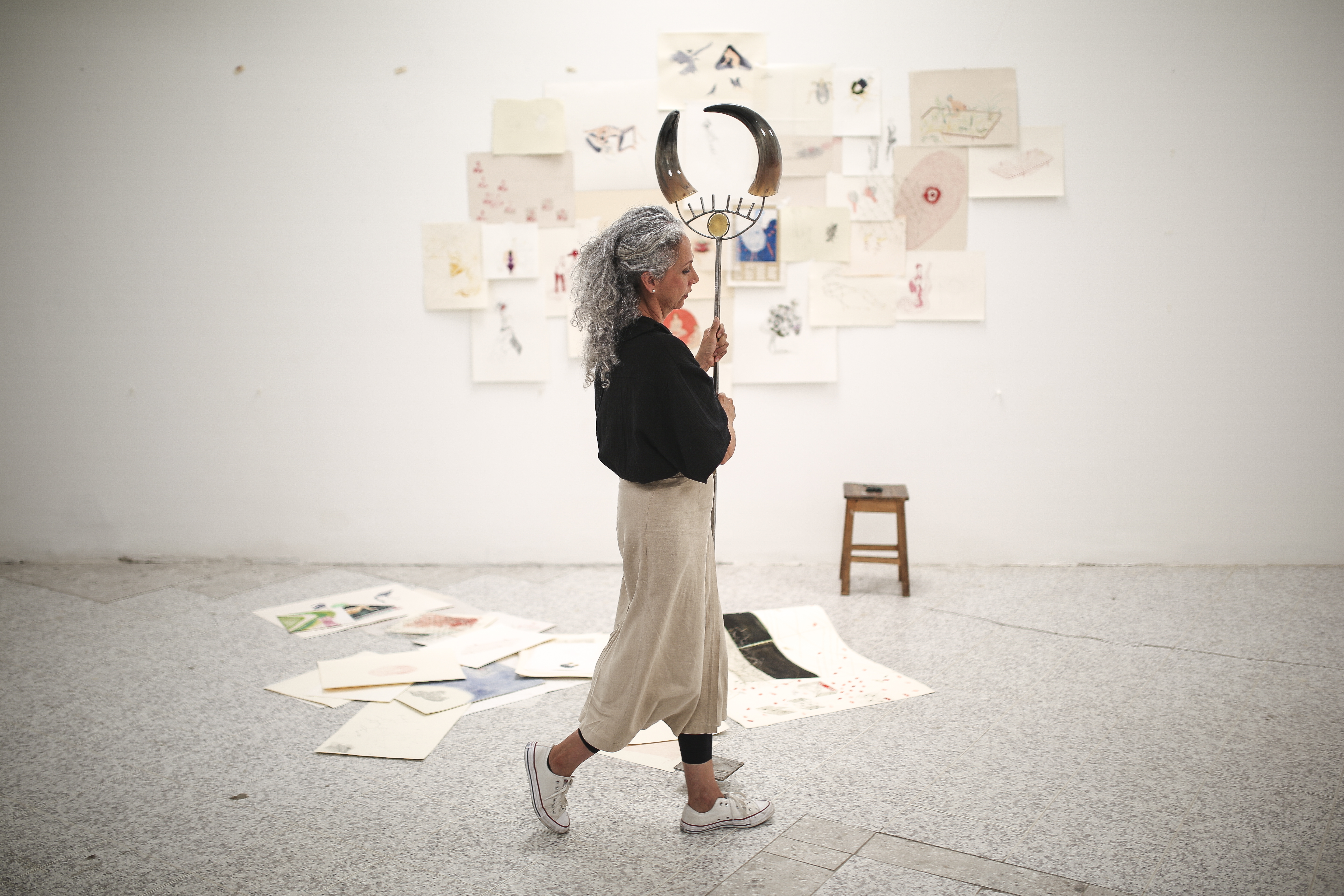 Vistamos el taller de la artista bogotana Luz Lizarazo para que nos hablara de la obra que abre la bienal de Malta, de su autoría, y del arte que la mueve.