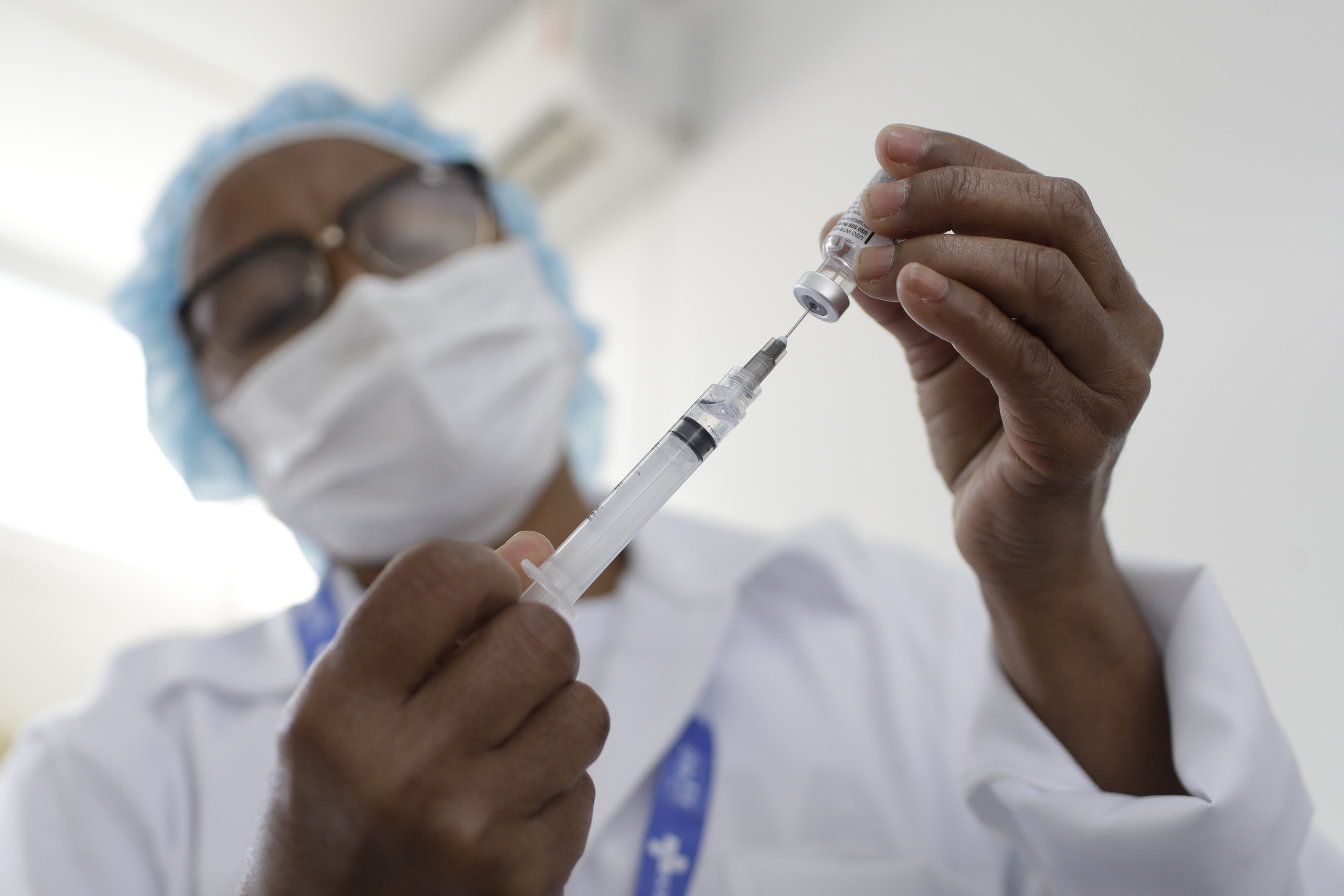 Un trabajador de la salud prepara una inyección de la vacuna AstraZeneca en el primer día de una campaña de vacunación COVID-19 de tres días para personas mayores de 35 años en la favela Complexo da Maré de Río de Janeiro, Brasil, Brasil, el jueves 29 de julio de 2021. (Foto AP / Bruna Prado)