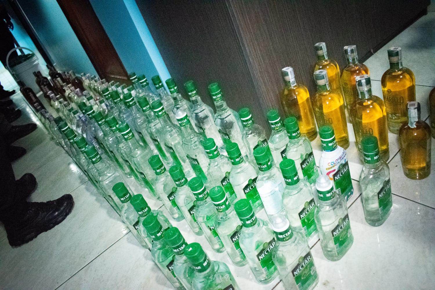 Un total de 12 botellas de licor adulterado  fueron incautadas por las autoridades en la Avenida Primera de Mayo en Bogotá.