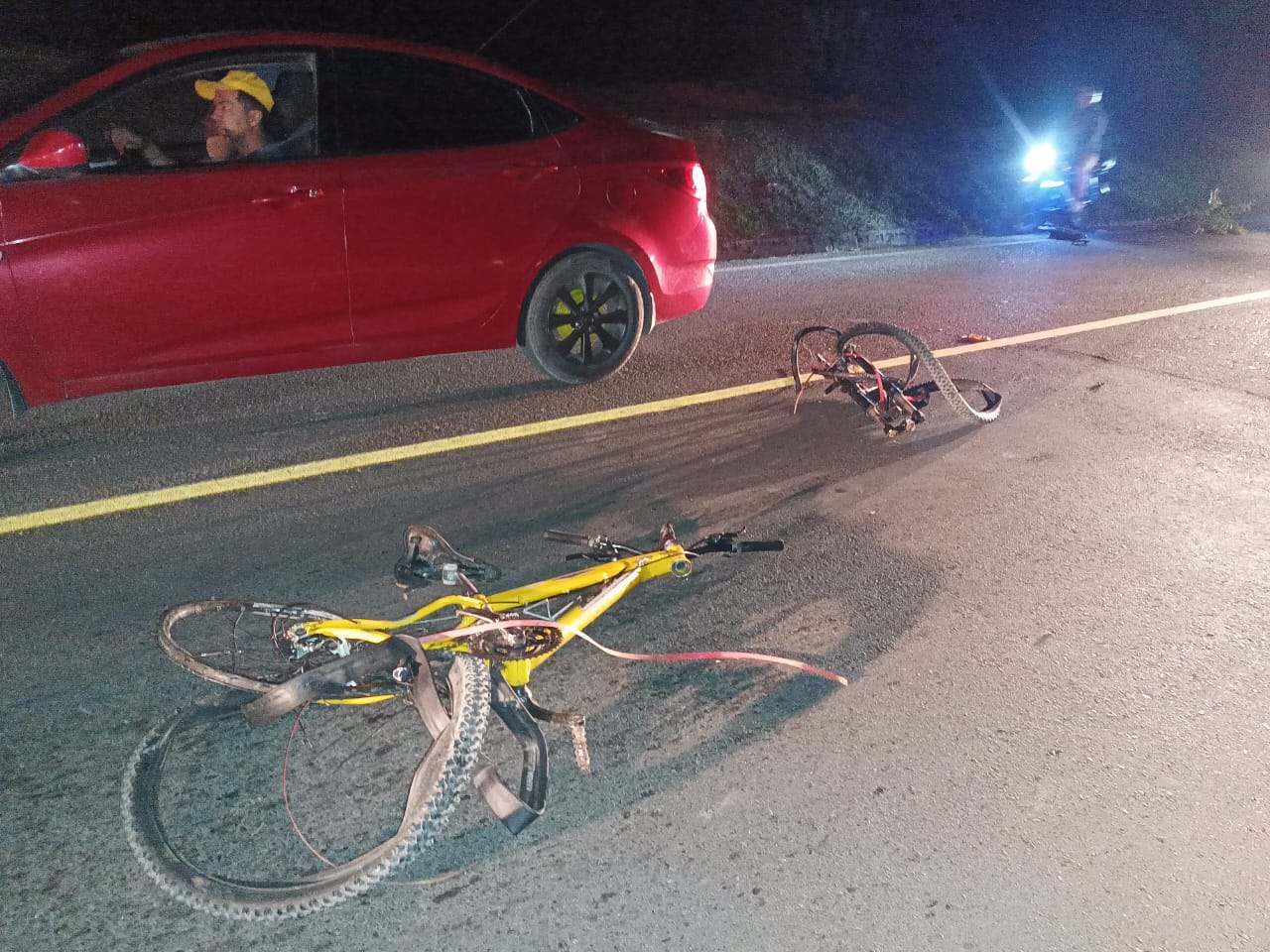 Así quedó la bicicleta involucrada en este accidente de tránsito y donde la persona que la conducía perdió la vida tras ser embestido y arrastrado por un automóvil.