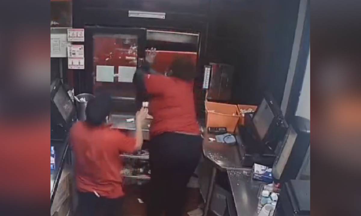 La trabajadora sacó un arma y disparó dos veces contra la familia hispana.