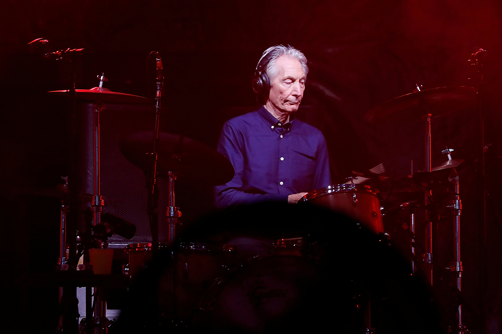 Charlie Watts de las piedras rodantes se realiza durante un concierto de su recorrido europeo de "no filtro" en el nuevo estadio de U Arena en Nanterre cerca de París, Francia, 19 de octubre de 2017.  Foto Reuters / Charles Platiau