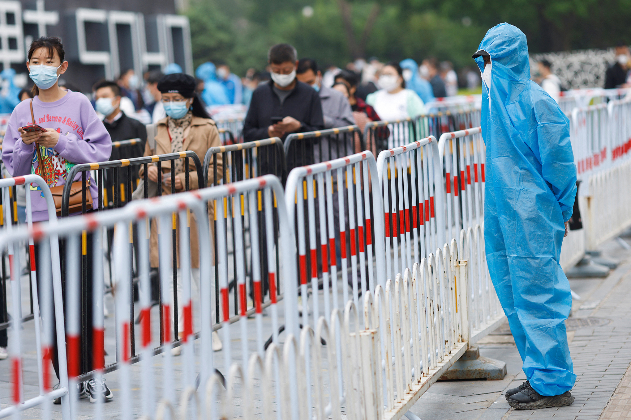 Las personas que usan máscaras faciales se alinean para hacerse pruebas de ácido nucleico en un sitio de prueba improvisado luego del brote de la enfermedad por coronavirus  en Beijing, China, 25 de abril de 2022. Foto REUTERS/Carlos García Rawlins