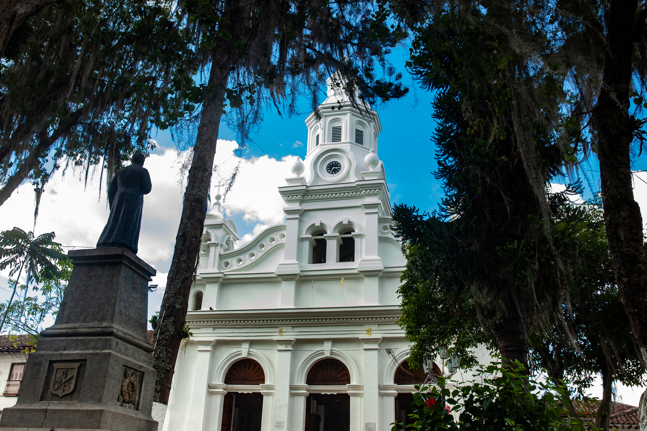 Plaza central y la Basílica Menor de la Inmaculada Concepción en Salamina, Caldas.