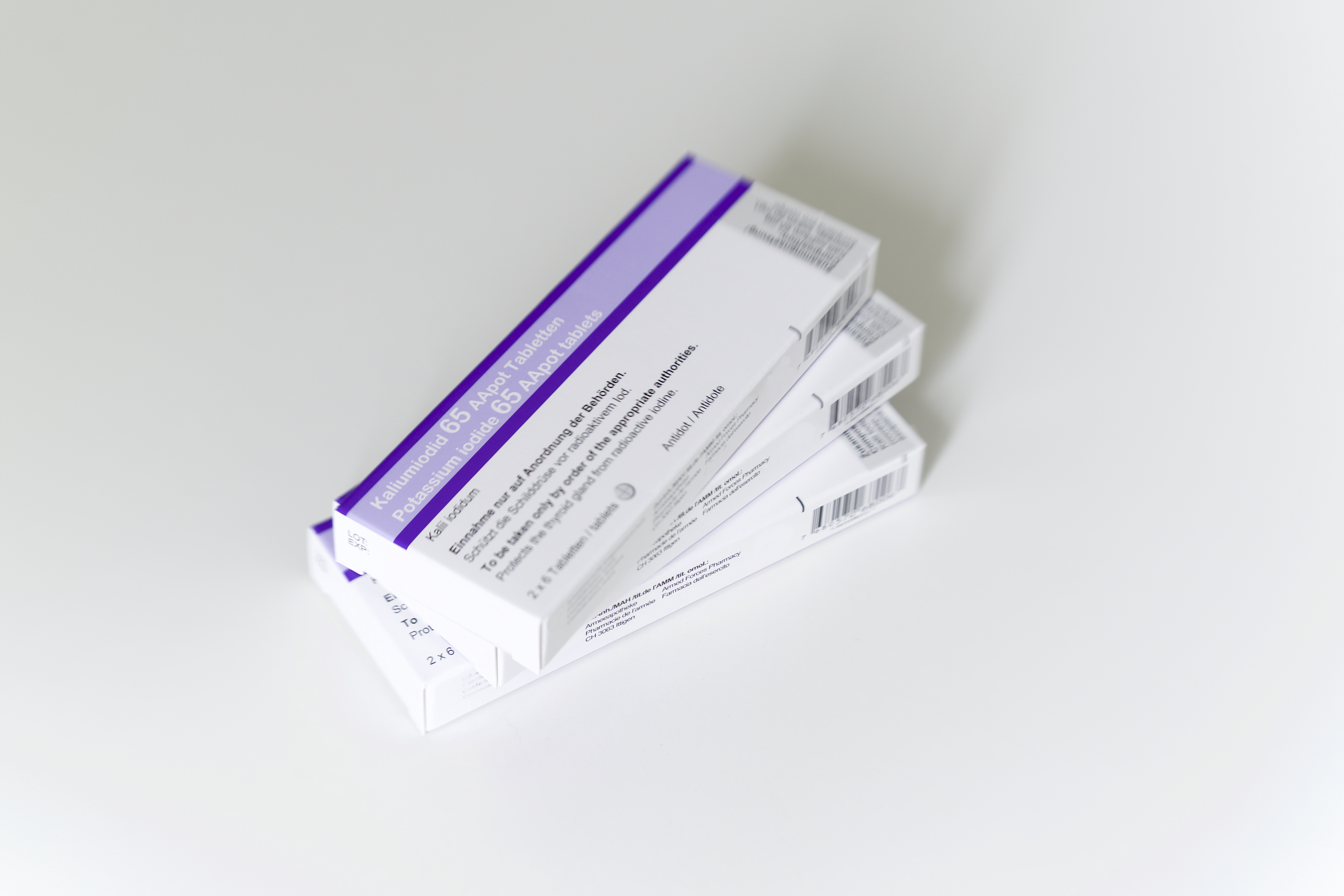 El yoduro de potasio es una sal cristalina  usada en fotografía y tratamiento por radiación.