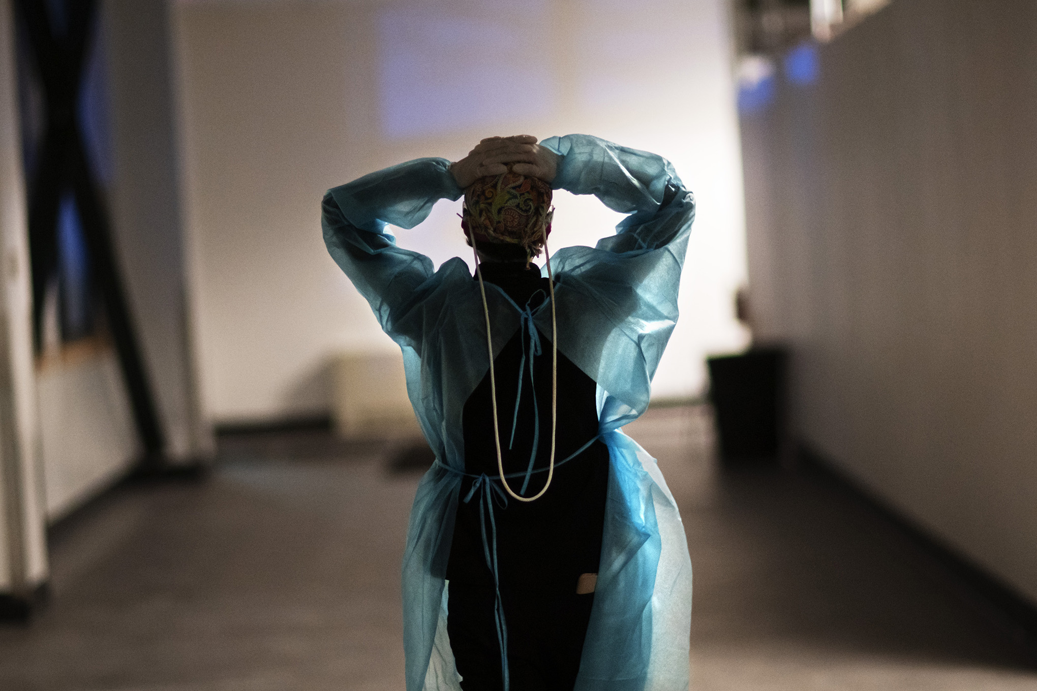 La enfermera viajera registrada Patricia Carrete, de El Paso, Texas, camina por los pasillos durante un turno de noche en un hospital de campaña establecido para manejar un aumento de pacientes con COVID-19, el miércoles 10 de febrero de 2021, en Cranston, Rhode Island, Rhode Island. La tasa de infección ha bajado desde que fue la más alta del mundo hace dos meses, y muchas de las 335 camas del hospital de campaña están ahora vacías. En días tranquilos, el personal médico desearía poder hacer más. (Foto AP / David Goldman)