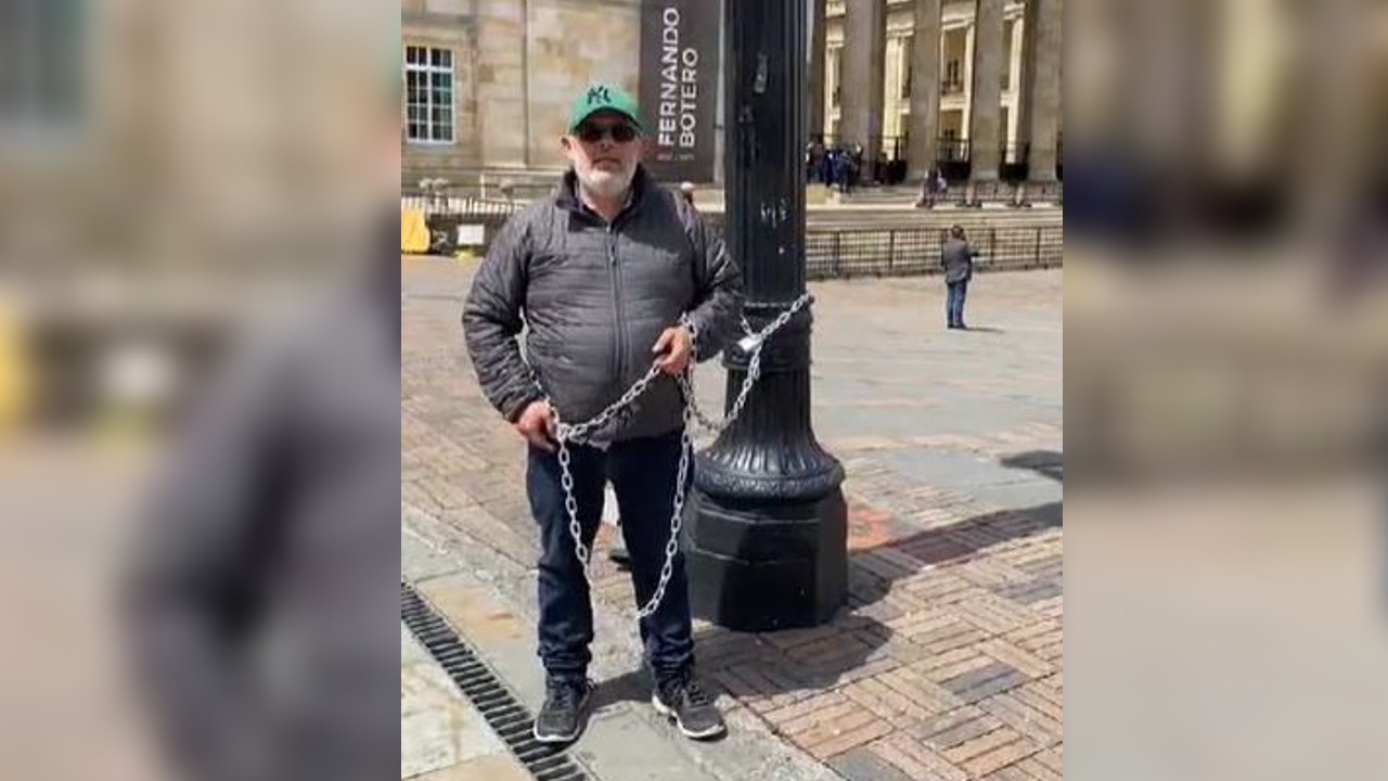Coronel (r) Reynaldo Gómez se encadenó en la Plaza de Bolívar