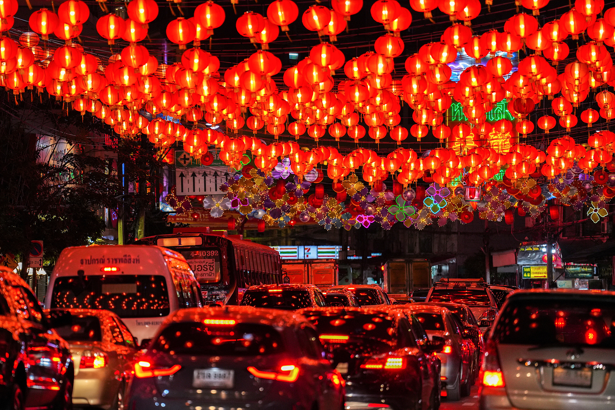 Una vista muestra el tráfico bajo una calle decorada con farolillos rojos antes de las celebraciones del Año Nuevo Lunar en el barrio chino de Bangkok, Tailandia, el 19 de enero de 2023. 