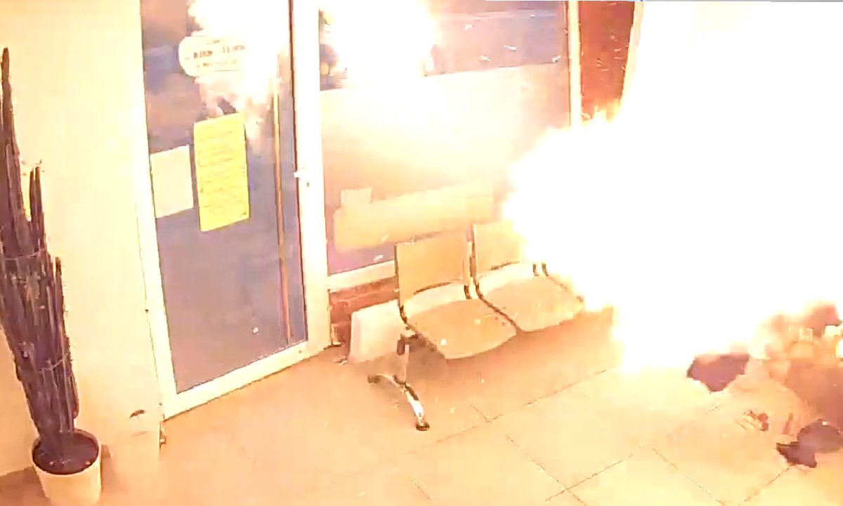 Fuerte explosión destrozó la fachada del la lavandería. Video de cámara de seguridad revela magnitud del hecho.