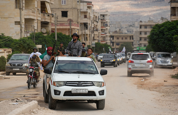 La creciente crisis económica en Siria ha provocado protestas en zonas del país controladas por el Gobierno. Siria atribuye la crisis a sanciones occidentales y a los combatientes kurdos con apoyo estadounidense que controlan los principales campos petrolíferos del país en el este, cerca de la frontera con Irak.(Photo by Rami Alsayed/NurPhoto via Getty Images)