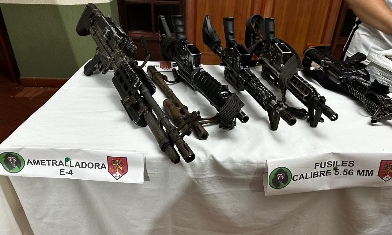 Armamento decomisado a las disidencias de Iván Márquez, según el Ejército.