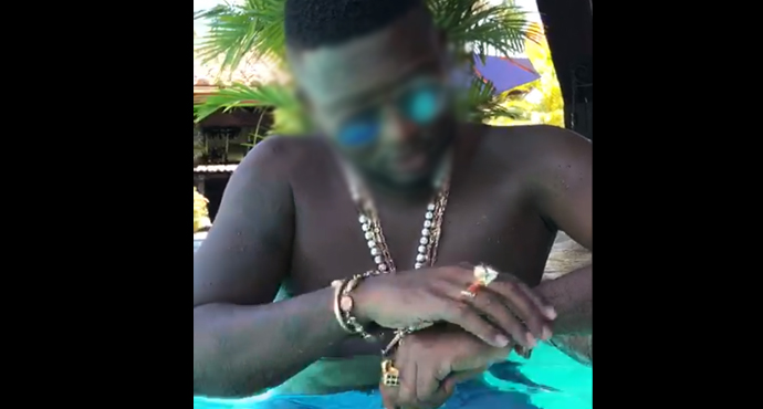 Alias Diego Optra, líder de la banda La Local, mostrando los lujos que se daba con presuntos dineros ilegales.