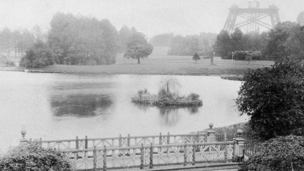 El parque abrió en 1894 con la torre aún en construcción.