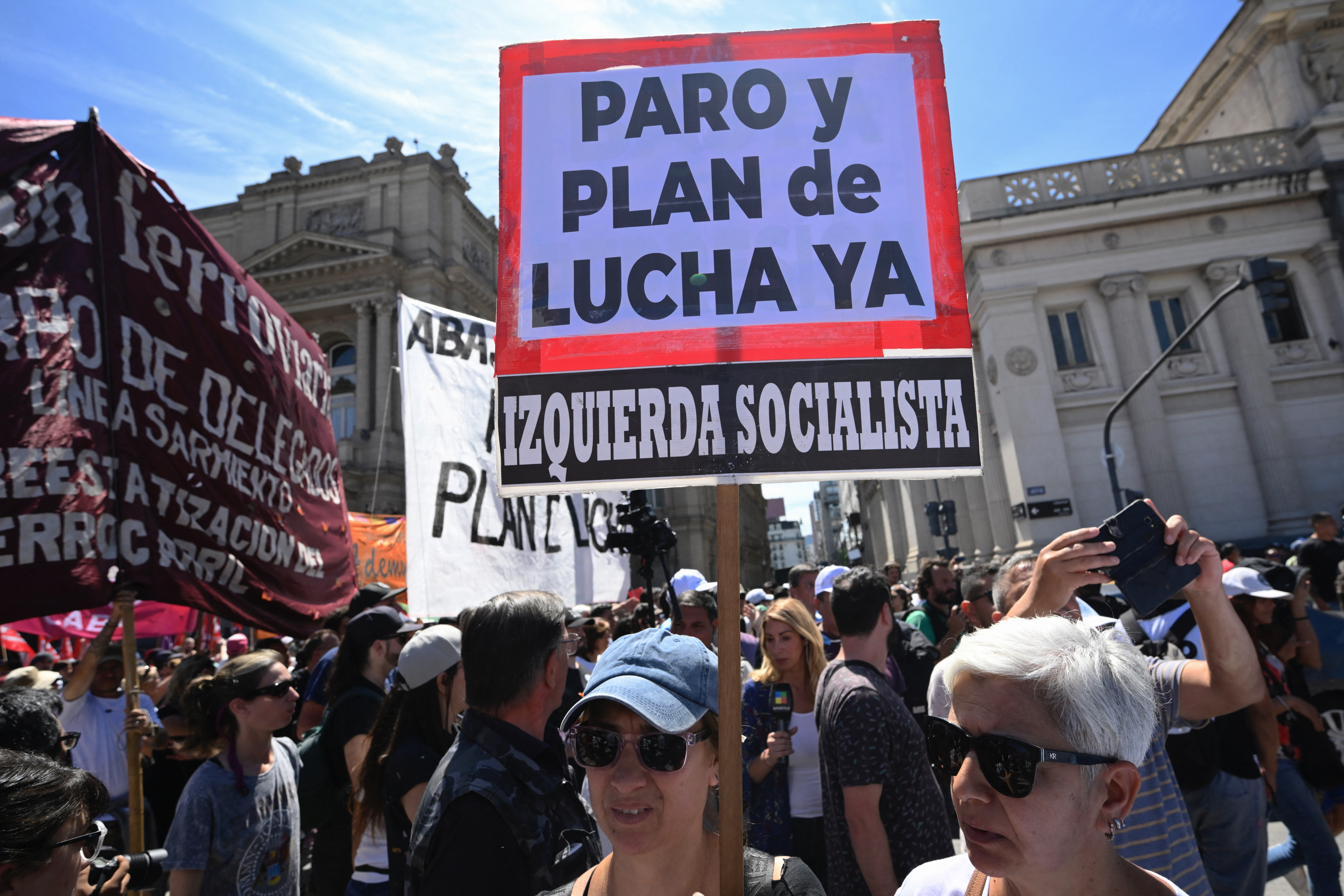 Members of labor unions protest against President Javier Milei�s emergency decree during a demonstration called by Argentina's Labor Union (CGT) outside of the Justice Palace in Buenos Aires on December 27, 2023. Argentina's libertarian President Javier Milei last week unleashed a mega-decree to change or scrap 366 economic rules in a country accustomed to heavy government intervention in the market. (Photo by Luis ROBAYO / AFP)