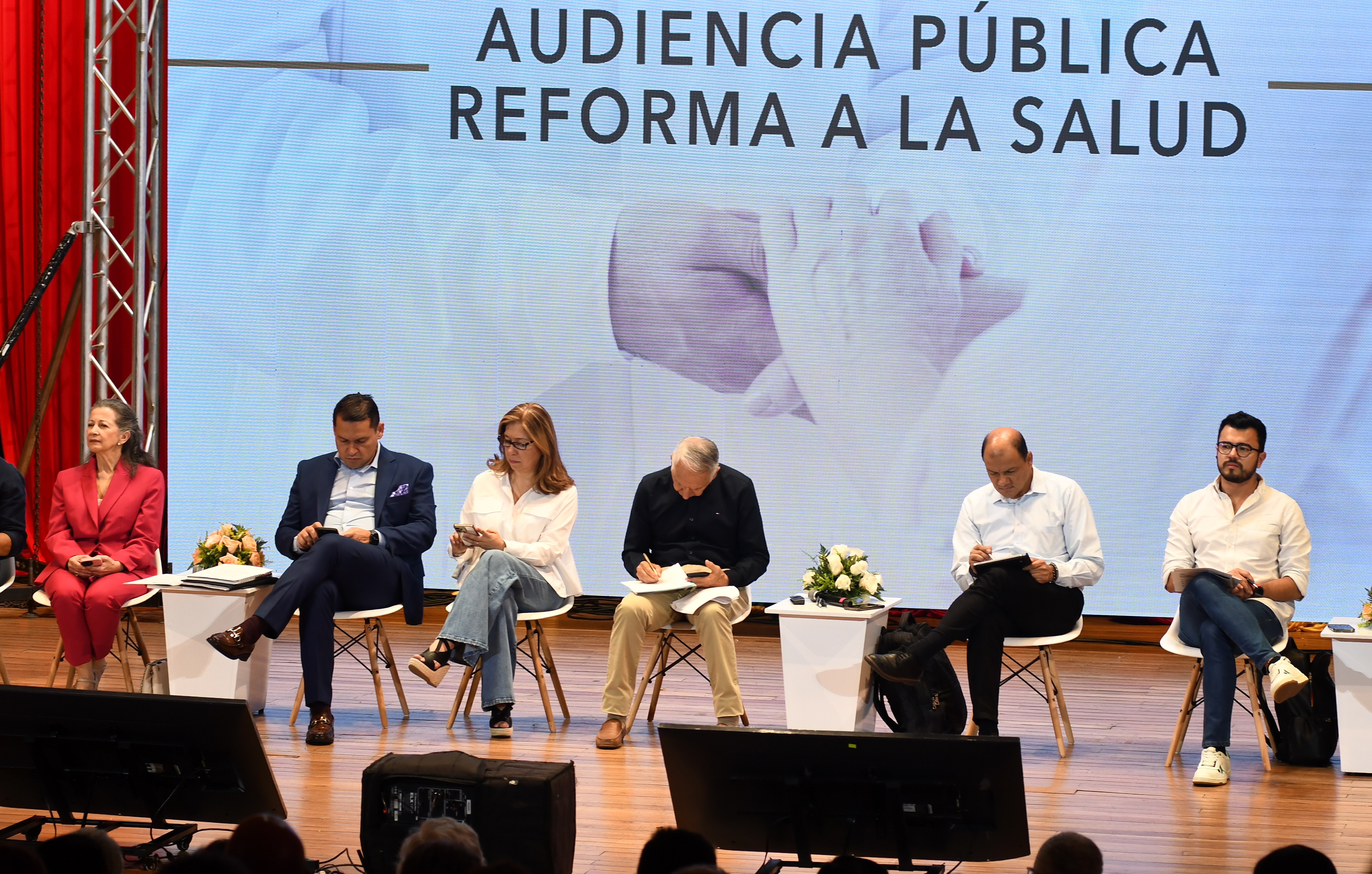 Así se desarrolla la audiencia pública de la Reforma a la Salud en con la senadora Norma Hurtado y Guillermo Alfonso Jaramillo, Ministro de Salud, Maria Cristina, secretiria de Salud del Valle  Cali, hoy  1 de Marzo / Foto Wirman Rios / EL PAIS