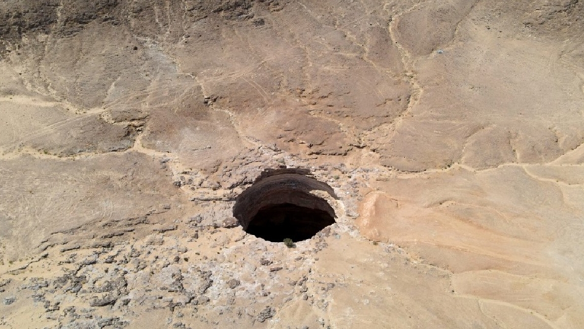 El cráter está ubicado en el desierto de la provincia de Al-Mahra.