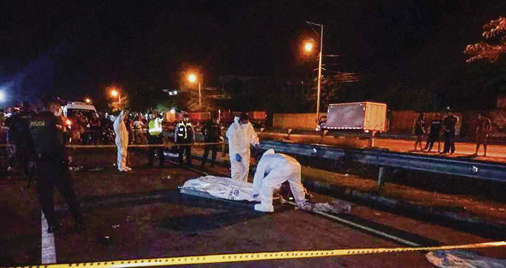    El accidente ocurrió en la vía troncal que comunica a Santa Marta con Barranquilla. Todo apunta a que los jóvenes fueron arrollados en el andén. 