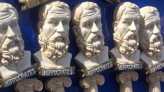 Según la tradición, Hipócrates descendía de una estirpe de magos de la isla de Cos y estaba directamente emparentado con Esculapio, el dios griego de la medicina. 