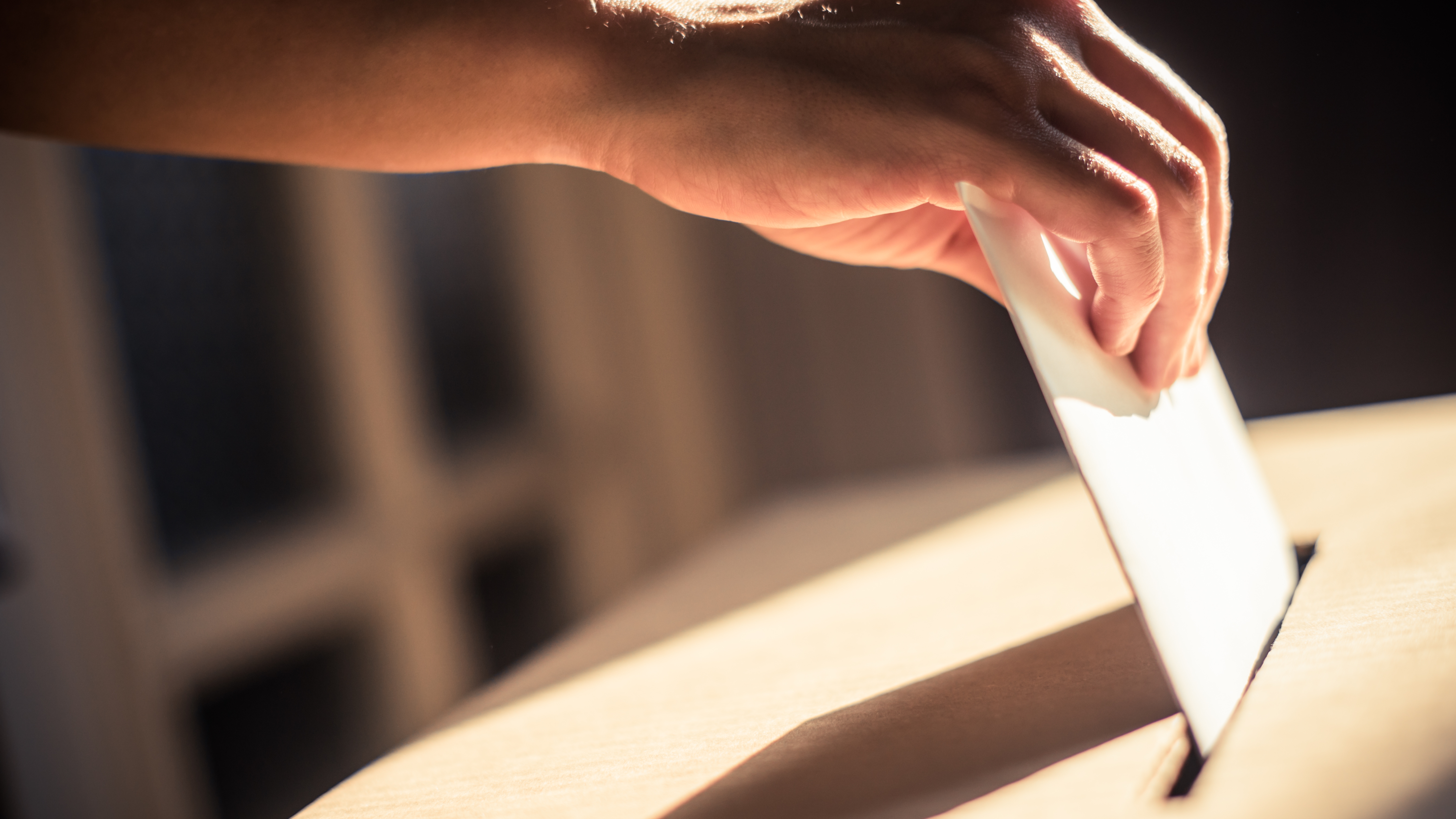 Imagen conceptual de una persona votando, emitiendo su voto en un colegio electoral, durante las elecciones.