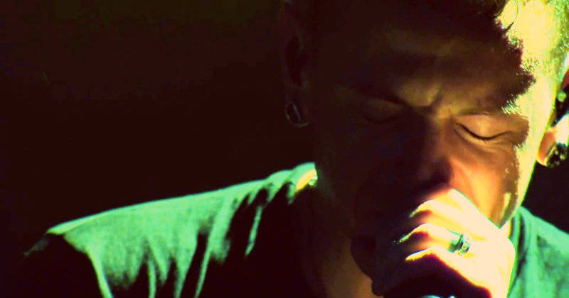 Bennington nació el 20 de marzo de 1976.