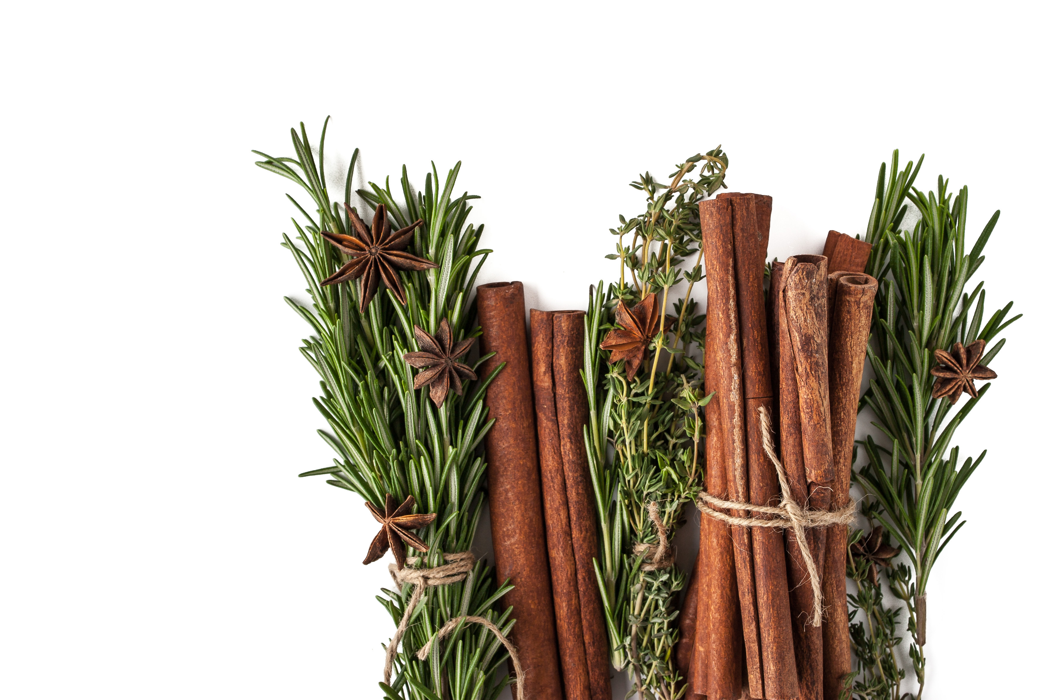 La canela y el romero se asocian con cosas positivas en el hogar.