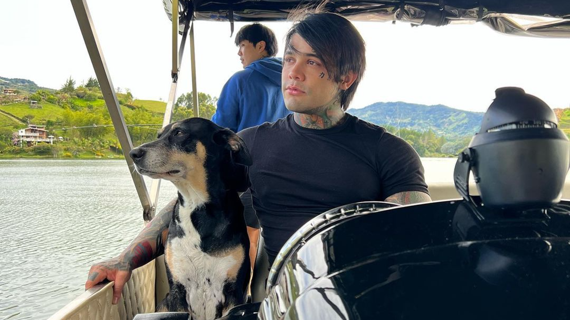 Yef le celebra el cumpleaños a sus perros. Foto: Instagram @yefito.