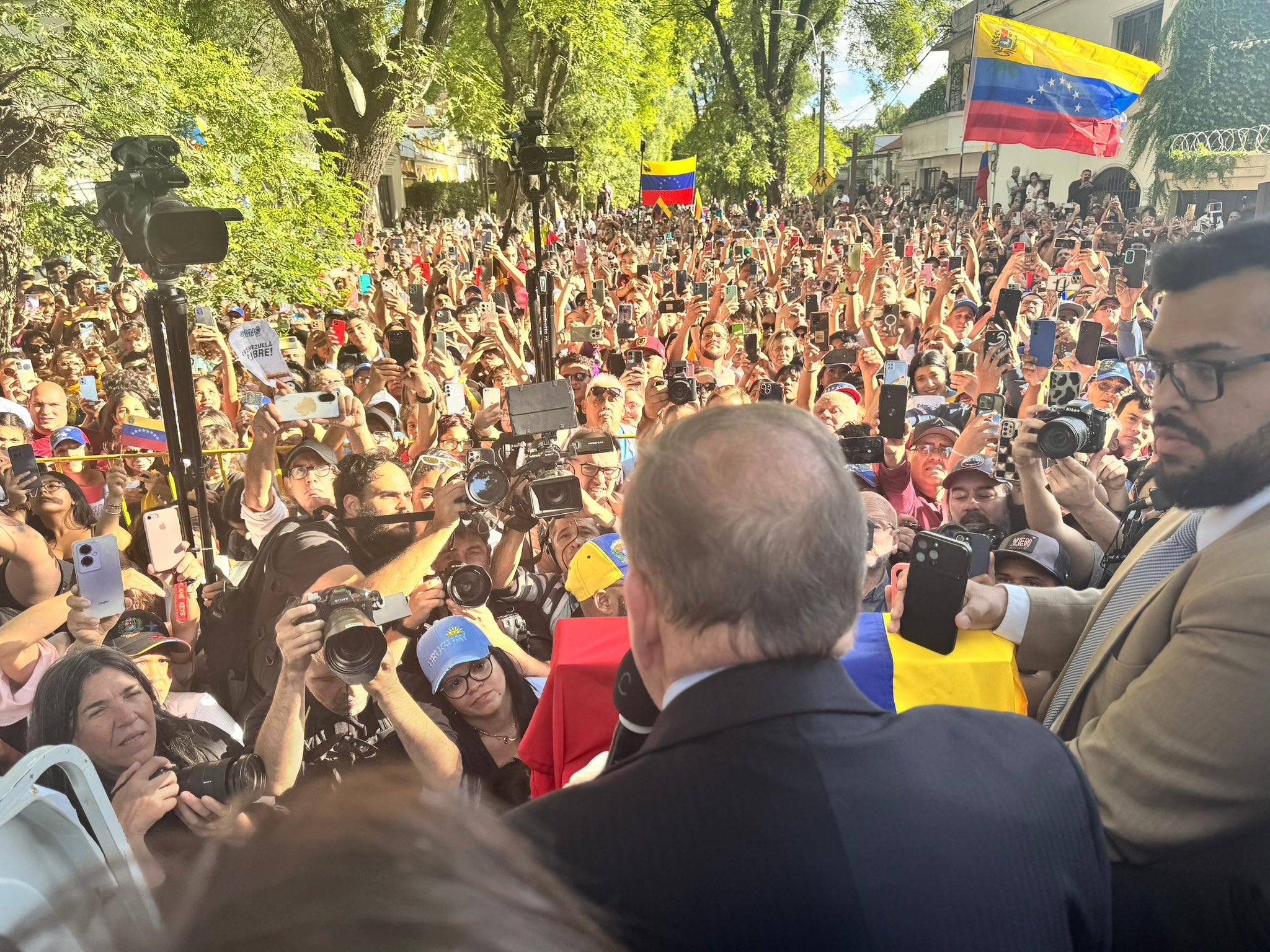 Edmundo González Urrutia fue recibido en Uruguay, donde reafirmó su lucha por la democracia en Venezuela.