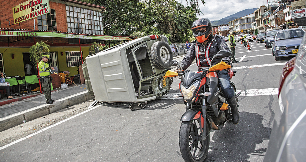 El cambio del parque automotor colombiano, que cada día tiene más motos, ha tenido un impacto en la seguridad vial, pues los accidentes con motos son más frecuentes y severos.